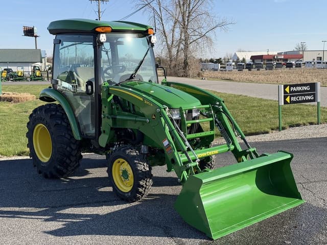 Image of John Deere 3039R equipment image 2