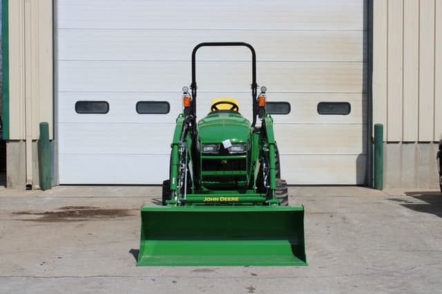 Image of John Deere 3039R equipment image 3