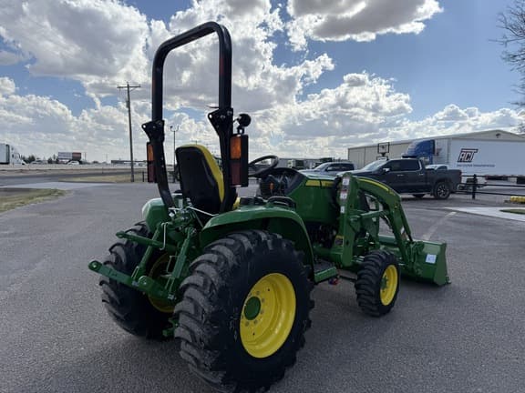Image of John Deere 3039R equipment image 4