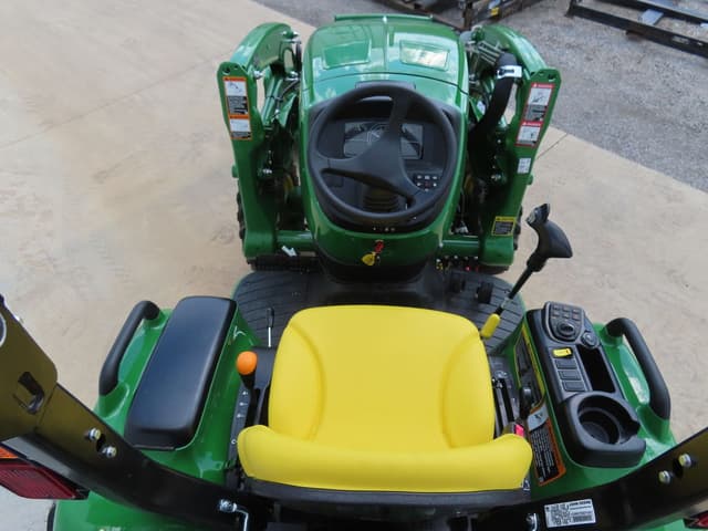 Image of John Deere 3039R equipment image 4