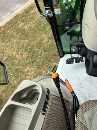 Image of John Deere 3046R equipment image 4
