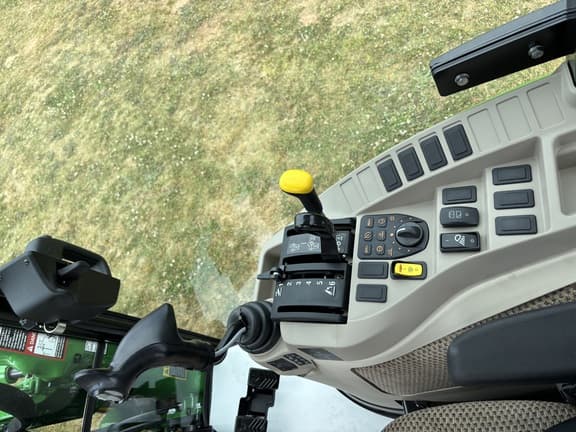 Image of John Deere 3046R equipment image 3