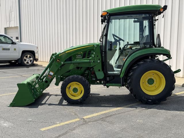 Image of John Deere 3046R equipment image 4