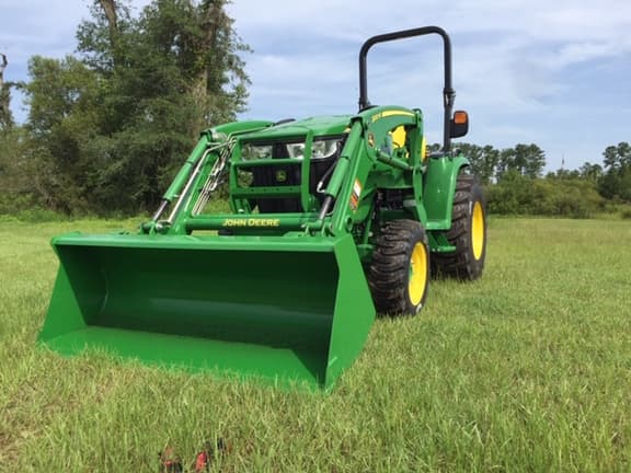 Image of John Deere 3046R equipment image 2