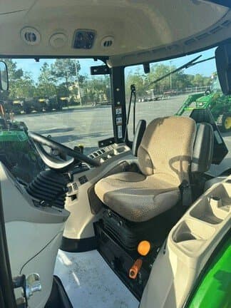 Image of John Deere 3046R equipment image 4