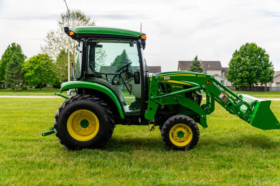 Image of John Deere 3046R equipment image 3