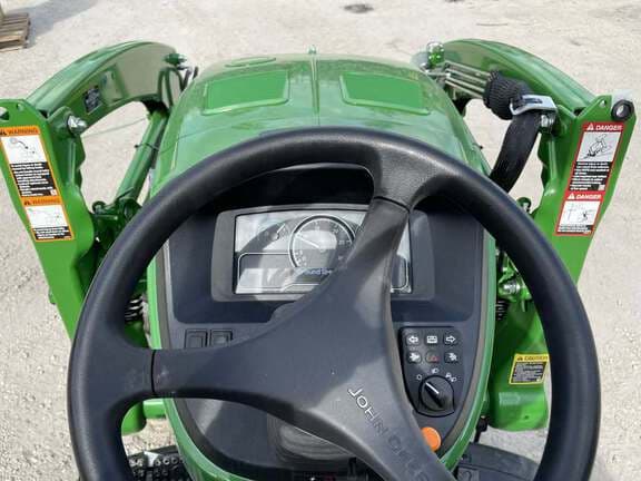 Image of John Deere 3046R equipment image 1