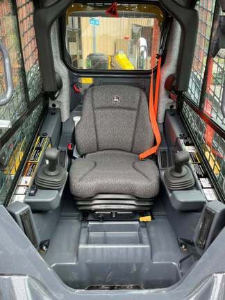 Image of John Deere 325G equipment image 4