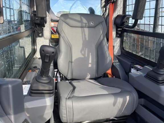 Image of John Deere 333P equipment image 4