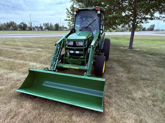 Image of John Deere 4052R equipment image 4