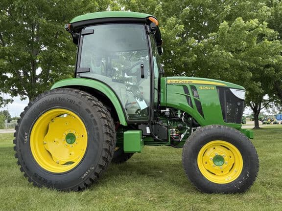Image of John Deere 4052R equipment image 4