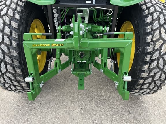 Image of John Deere 4066R equipment image 4