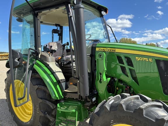 Image of John Deere 5075E equipment image 4