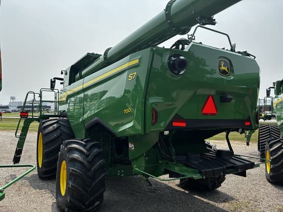 Image of John Deere S7 700 equipment image 4