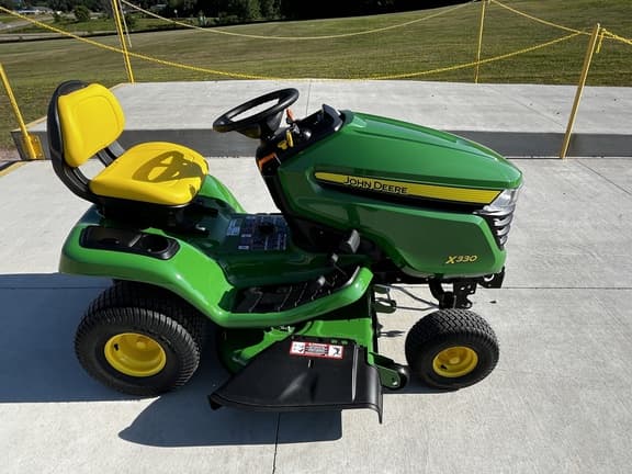 Image of John Deere X330 equipment image 3