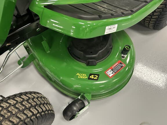 Image of John Deere X330 equipment image 1