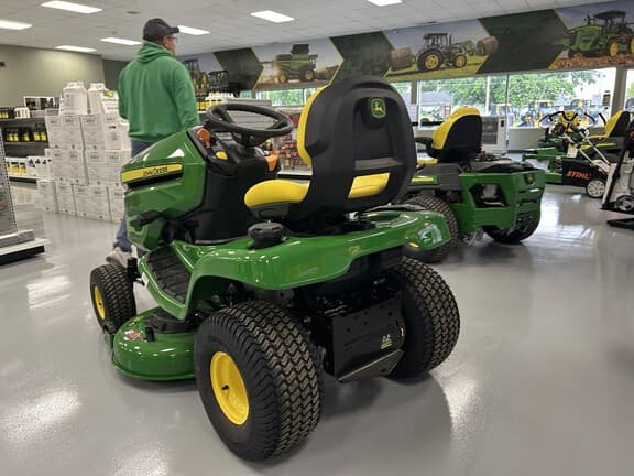 Image of John Deere X330 equipment image 2