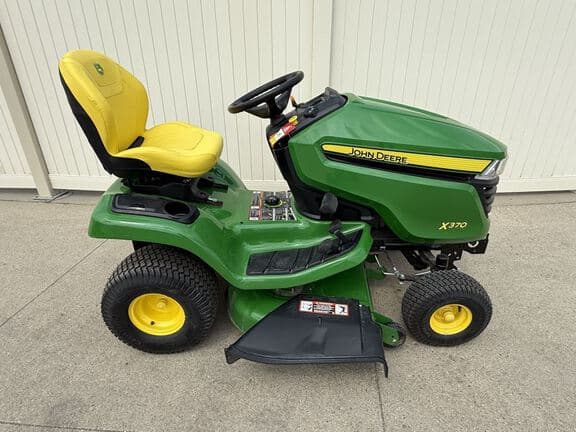 Image of John Deere X370 equipment image 4