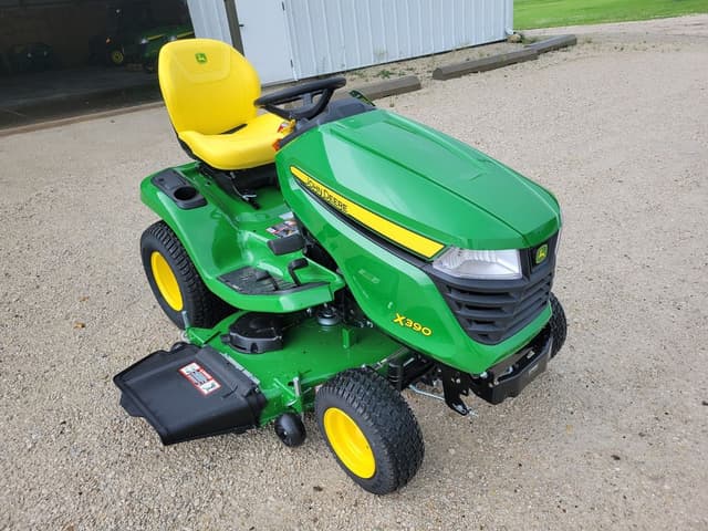 Image of John Deere X390 equipment image 1