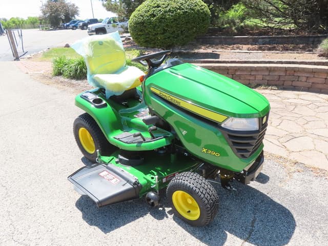 Image of John Deere X390 equipment image 3