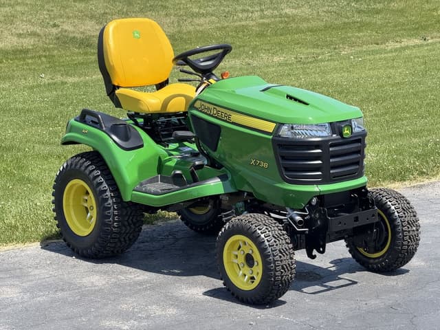 Image of John Deere X738 equipment image 1