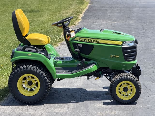 Image of John Deere X738 equipment image 2