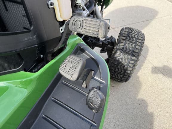 Image of John Deere X739 equipment image 4