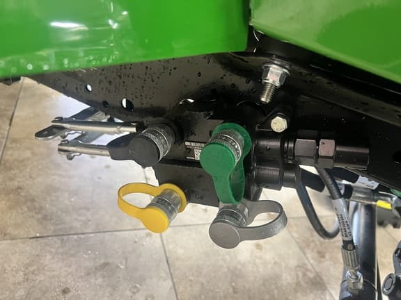 Image of John Deere X739 equipment image 3