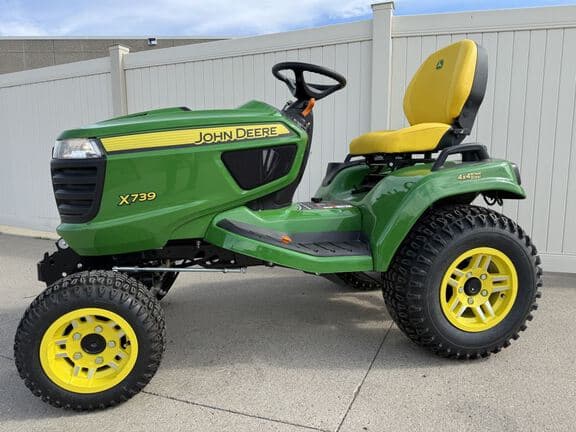 Image of John Deere X739 equipment image 1