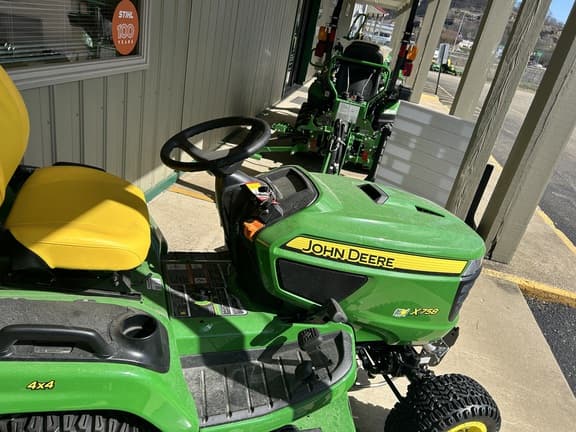 Image of John Deere X758 equipment image 3