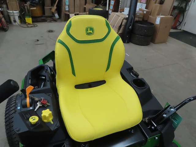 Image of John Deere Z330M equipment image 4