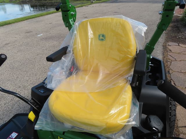Image of John Deere Z515E equipment image 4