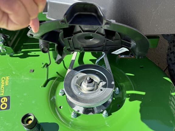 Image of John Deere Z545R equipment image 4