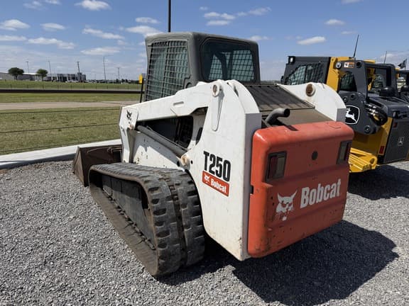 Image of Bobcat T250 equipment image 2