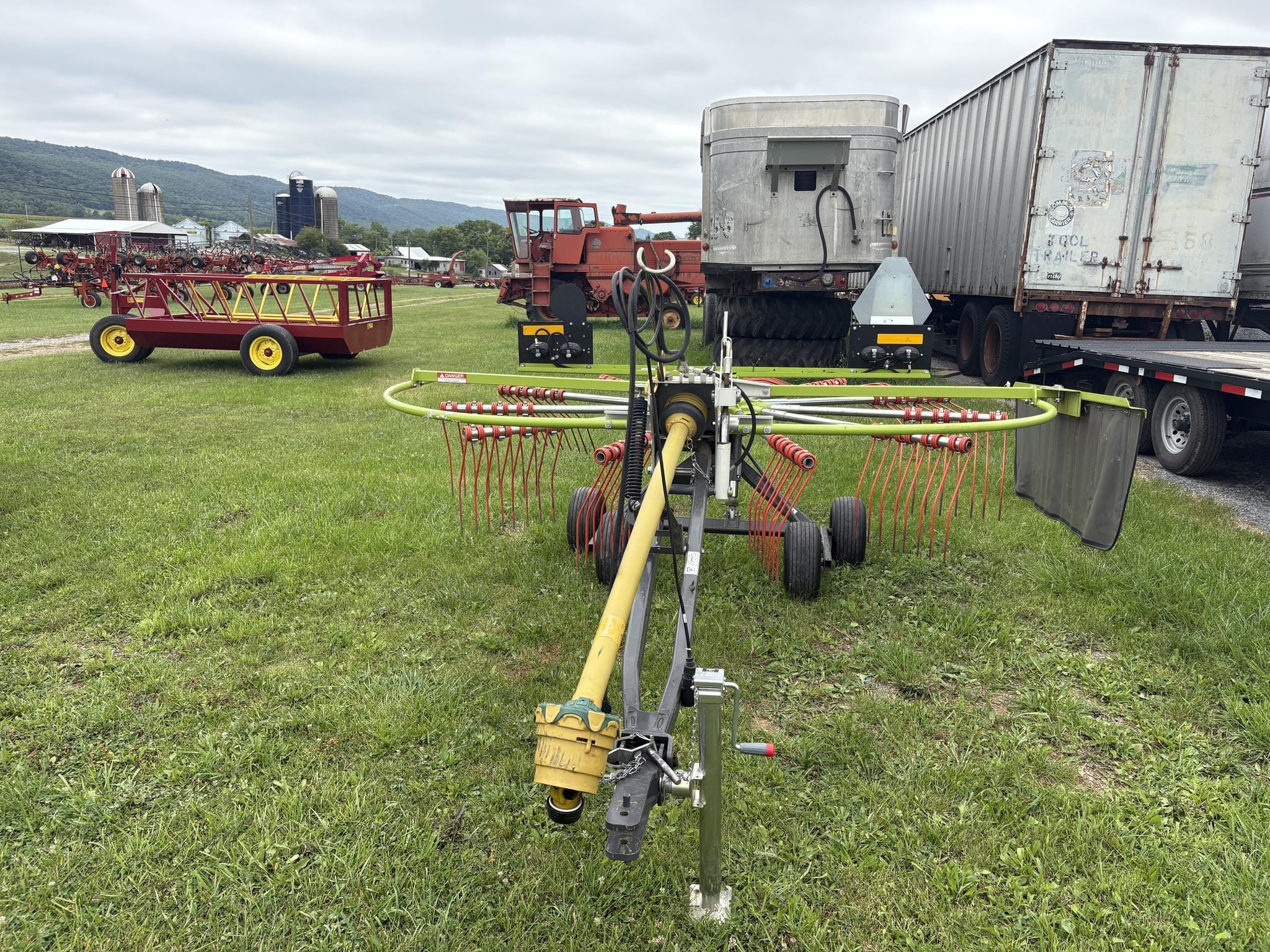 CLAAS Liner 370T Equipment Image0