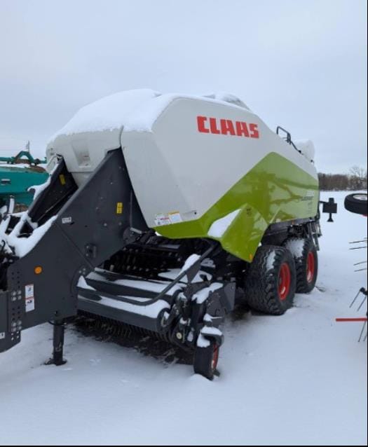 2020 CLAAS Quadrant 3300 Equipment Image0