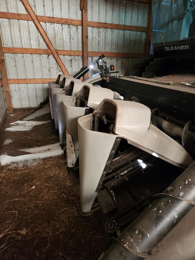 Image of Gleaner 630 equipment image 1