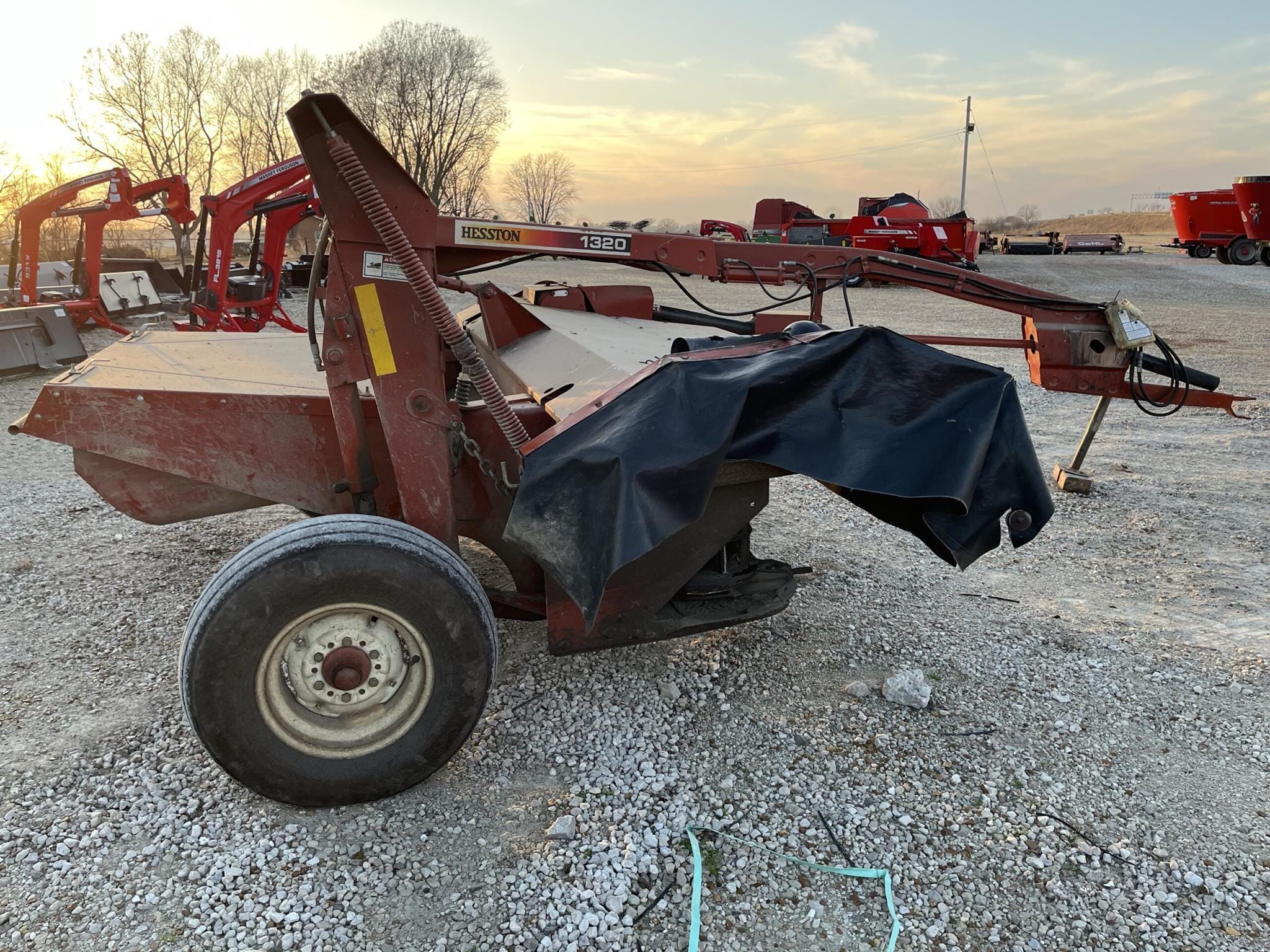Hesston 1320 Equipment Image0