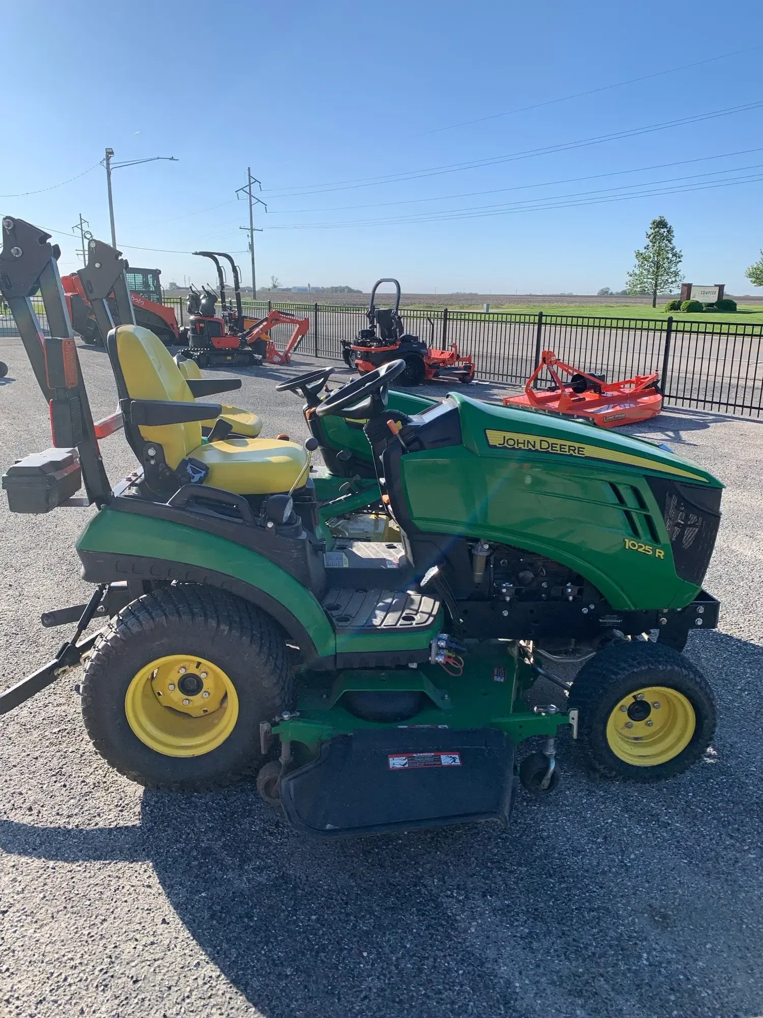 John Deere 1025R Equipment Image0