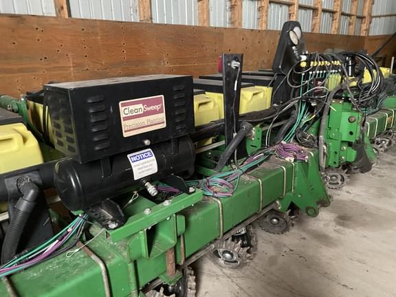 Image of John Deere 1730 equipment image 3