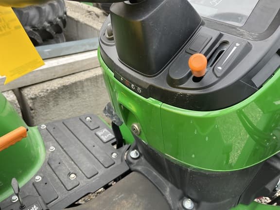 Image of John Deere 3032E equipment image 1