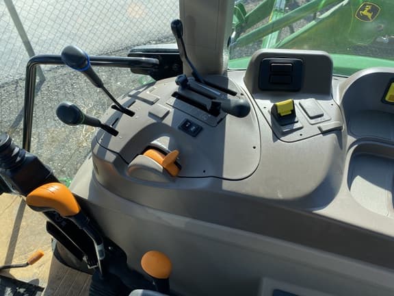 Image of John Deere 5060E equipment image 3