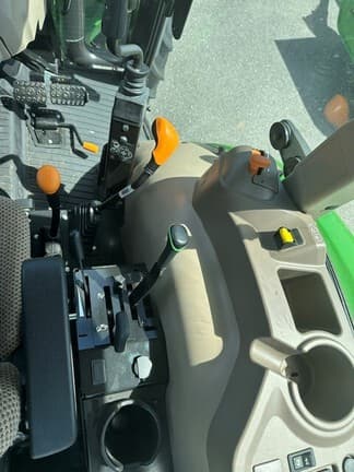Image of John Deere 5067E equipment image 3