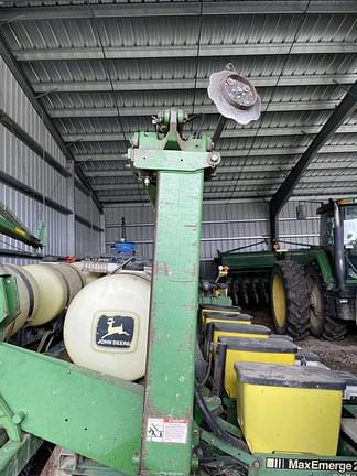 Image of John Deere 7200 equipment image 1