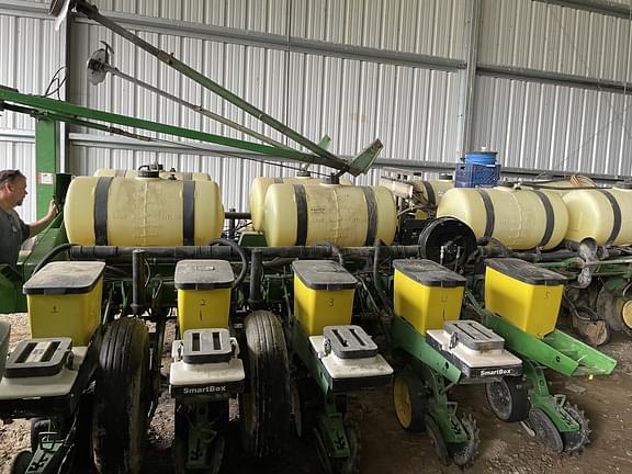 Image of John Deere 7200 Primary image