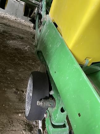 Image of John Deere 7200 equipment image 2