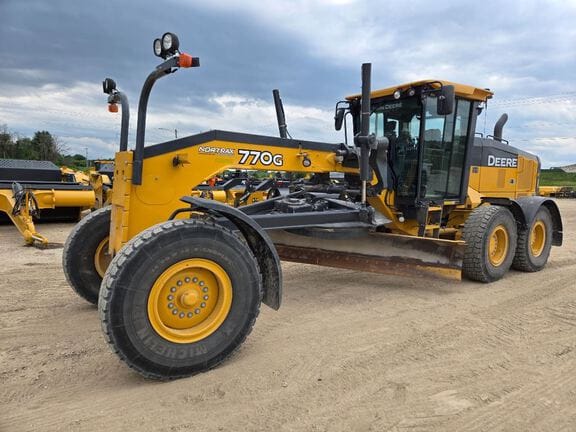 2015 John Deere 770G Equipment Image0