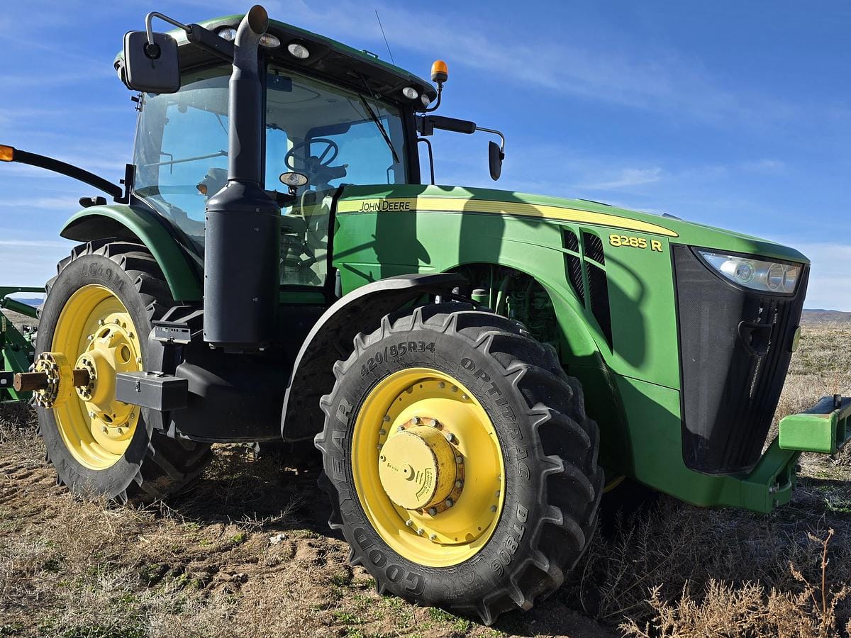 2011 John Deere 8285R Equipment Image0