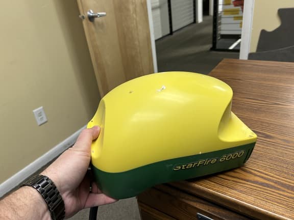 Image of John Deere StarFire 6000 equipment image 2