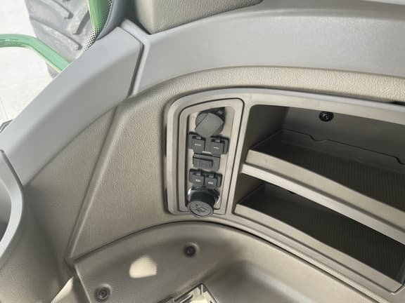 Image of John Deere W235R equipment image 3